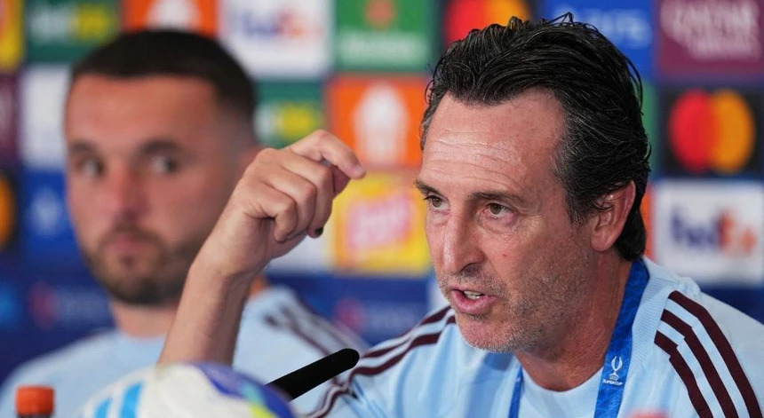 Unai Emery preocupado durante partida do Aston Villa