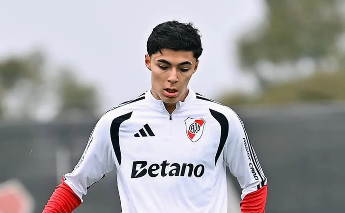 Tobías Andrada playing for River Plate amid reported interest from Aston Villa