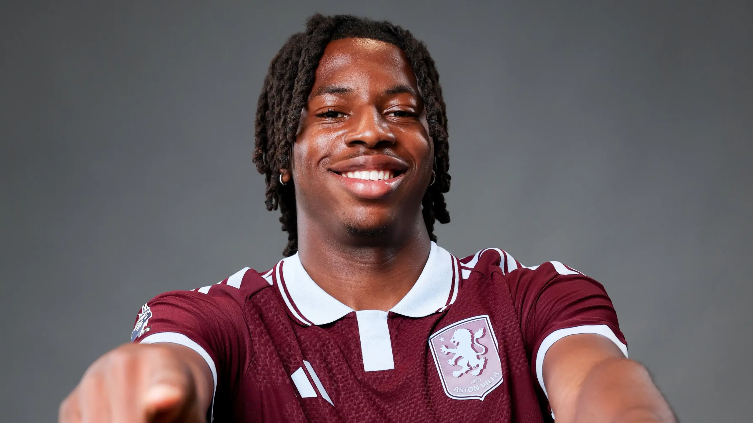 Johan Manzambi jogador do Aston Villa durante recuperação de lesão